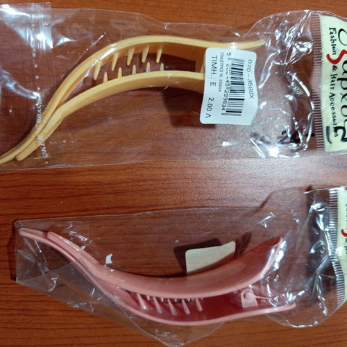 Hair accessory set with 2 hair clamps and 4 headbands
