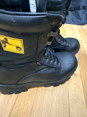 Robusta GoReTex boots size 42 new, black