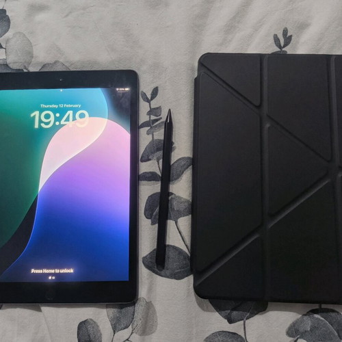 Apple iPad 7th Gen 32GB Wi-Fi with case and stylus