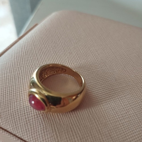 Ring in gold color with pink stone like new