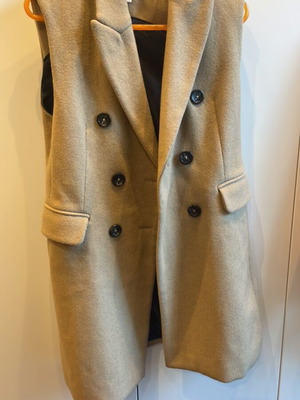 Μαλλινό μπεζ αμάνικο γιλέκο Stradivarius μέγεθος M σαν καινούργιο