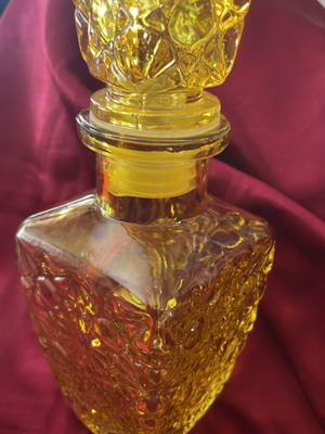 Златна бутилка с тапа нова, идеална за ликьор