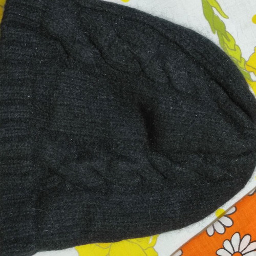 Black knit beanie hat, size M