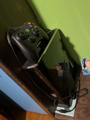 Xbox 360 console like new with controller, cables and Need for Speed game