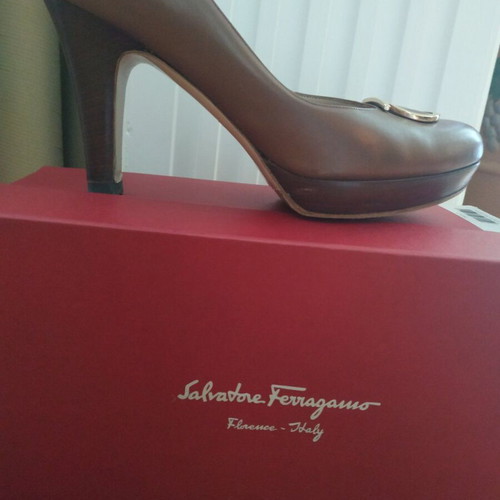 Salvatore Ferragamo Gancini Block Heel Pump size 40 like new, brown