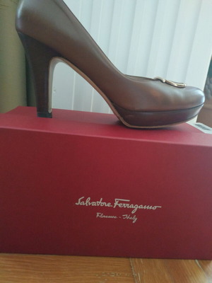 Γόβες Salvatore Ferragamo Gancini σαν καινούργιες, καφέ, μέγεθος 40