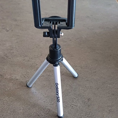 Samsung S20 tripod like new, premium support for smartphone and streaming