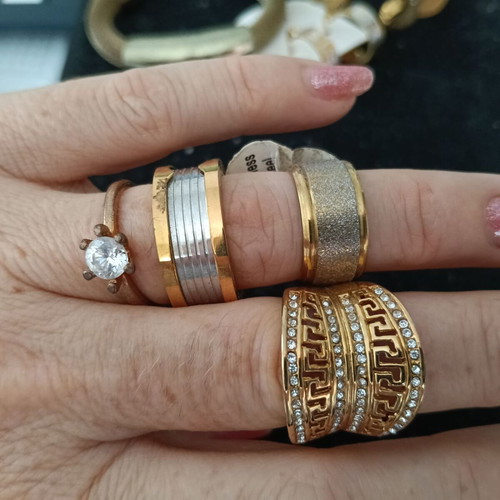 Set of 10 gold-tone jewelry pieces, 4 pairs of earrings, 4 rings, 2 bracelets