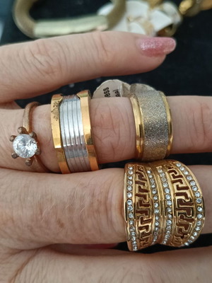 Set of 10 gold-tone jewelry pieces, 4 pairs of earrings, 4 rings, 2 bracelets