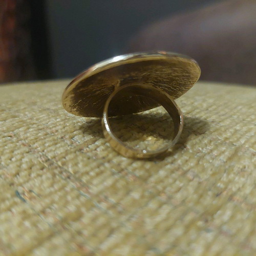 Gold ring new, impressive circle design