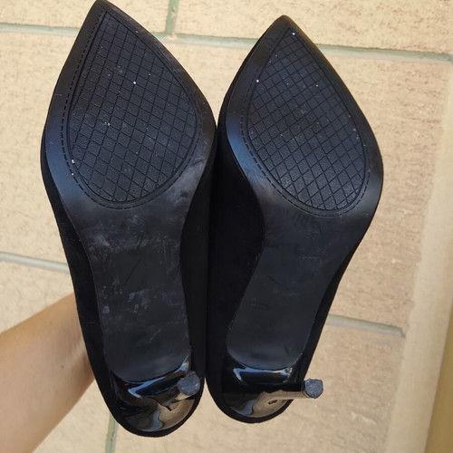 GoGo Shoes black suede pumps size 39 like new