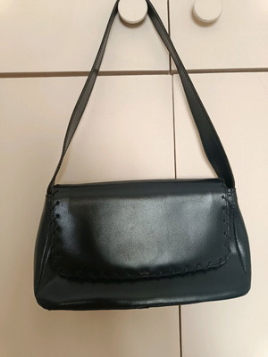 Leather shoulder bag used, black with short strap
