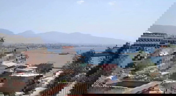 Καστέλλα - Μικρολίμανο, πωλείται μονοκατοικία  173τμ με  3 επίπεδα: Υπόγειο, Ισόγειο, 1ος όροφος.