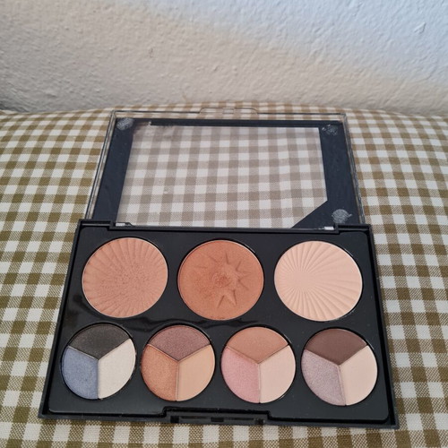 Magic Studio Eyeshadow and Bronzer Palette new