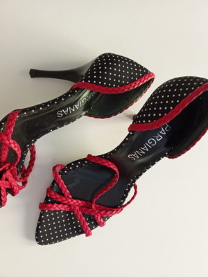 Γυναικεία παπούτσια γόβα πέδιλο πουά μεταχειρισμένα σε Νο 39