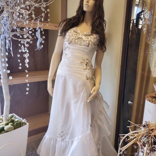 Female Full-Body Mannequins like new, set of 2 with glass bases