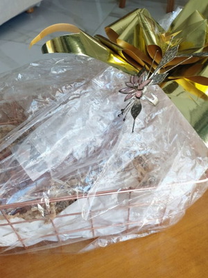 Luxury Gift Set με Rose Gold καλάθι, ροζέ κρασί και vintage καρφίτσα καινούργιο