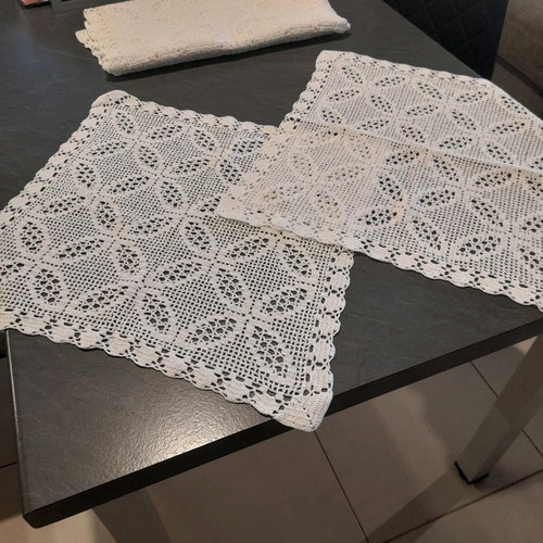 Crochet embroidery set like new, 4 pieces with beautiful design