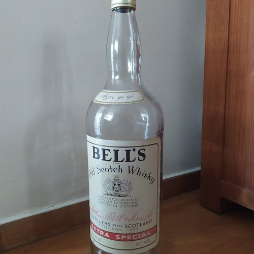 Large glass decorative Bell's whisky bottle 4.5lt like new