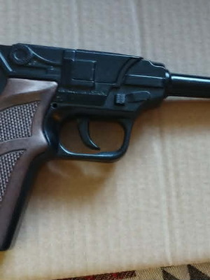 Gonher German Luger 8-Ball Toy Pistol like new with p 38 caps