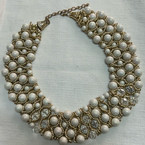 Necklace with pearls and crystals like new, beige and gold