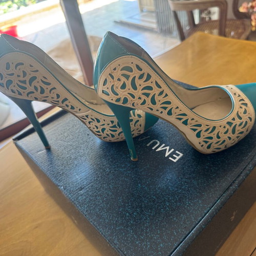 Pumps used size 38 bought in Dubai