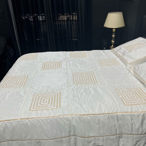 Comforter set like new with sequins, gold color, silk 238x240