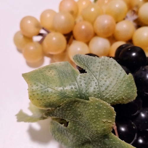 Set of 2 realistic artificial grape bunches, white and black, 17cm