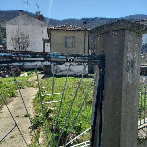 Land with old two-story house 500 sqm in Florina city