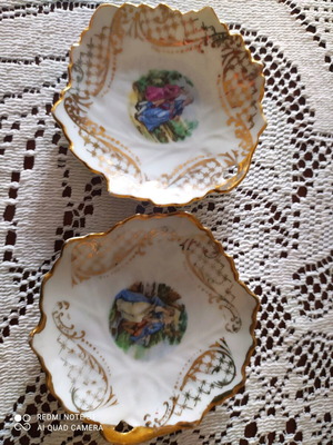 Porcelain decorative plates like new with figures and gold details