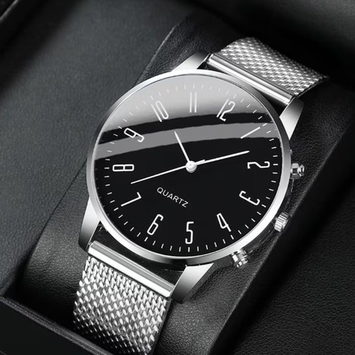 Quartz wristwatch with bracelet