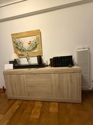 Модерен минималистичен бюфет като нов с голямо място за съхранение