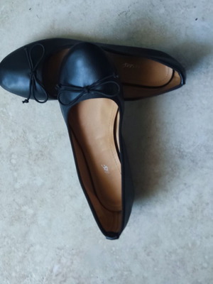 Ballerinas size 36 black like new with bow