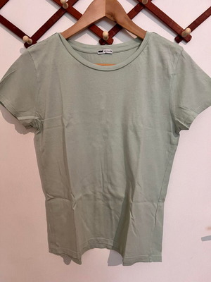 Short-sleeve women's blouse Medium used, soft mint color
