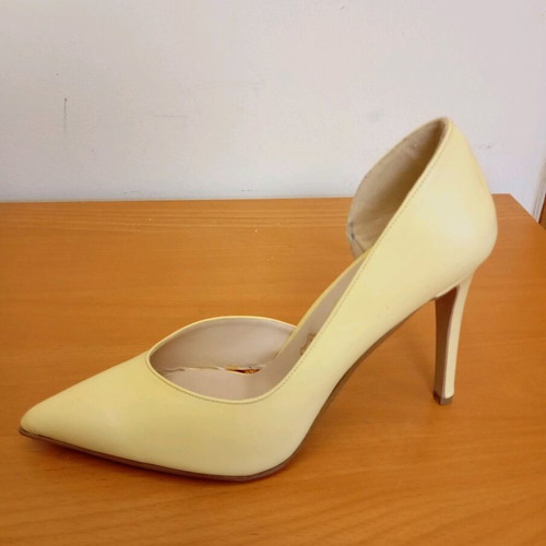 Yellow one-sided pump new, leather, size 39 Karagiorgis