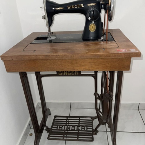Singer sewing machine new condition, collectible