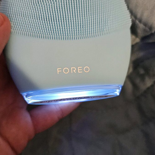 Foreo Luna 3 sonic cleansing device like new with anti-wrinkle effects