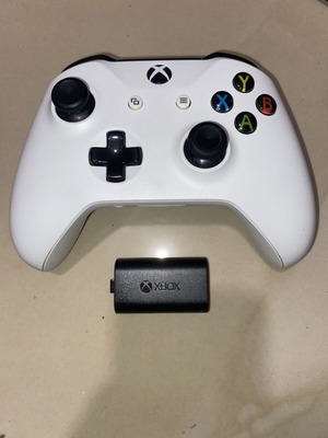 Xbox One контролер с оригинална Xbox батерия 1400mAH като нов