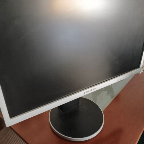 Samsung SyncMaster 225BW 22" widescreen LCD monitor with adjustable stand