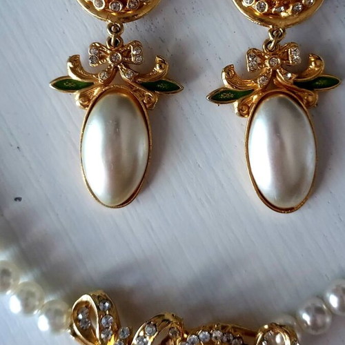 Necklace and earrings set with white pearls like new
