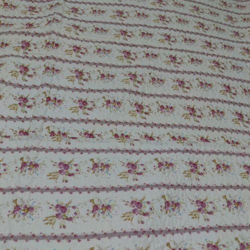 Light quilted double bed cover like new with 2 matching pillowcases