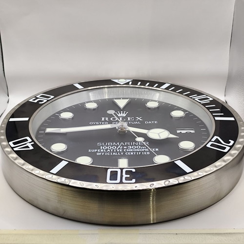 Wall clock with sweeping second hand