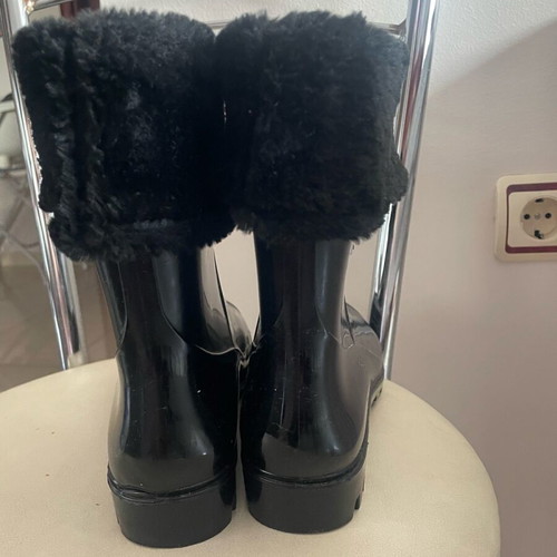 Noi Voi galotsa like new, black with fur size 38