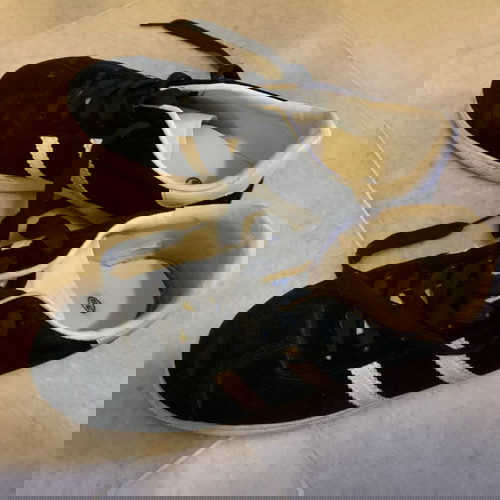 Αθλητικά παπούτσια νούμερο 39 μαύρα και άσπρα σαν καινούργια