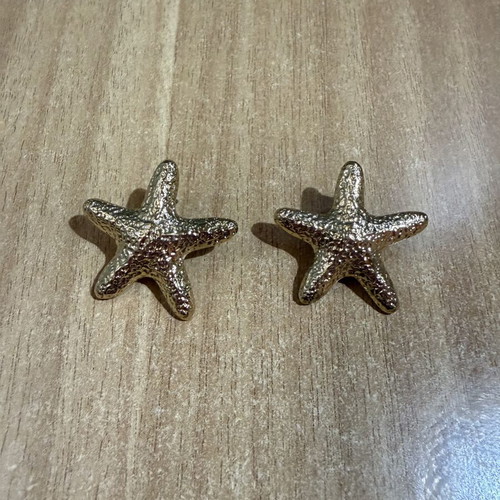 H&M gold starfish earrings new with embossed design