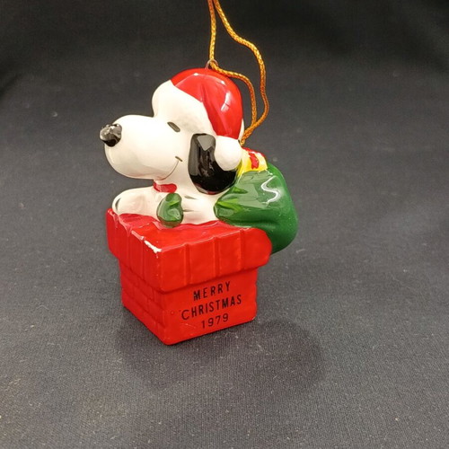 Porcelain Christmas ornament 1979 Peanuts Snoopy on chimney like new