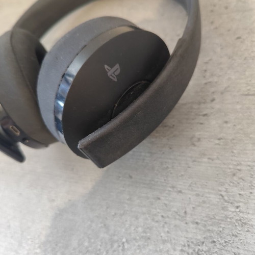PS4 Gold Wireless Headset used with 7.1 Virtual Surround Sound