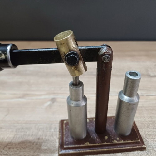 Reloading tool for shotgun shells like new with brass base