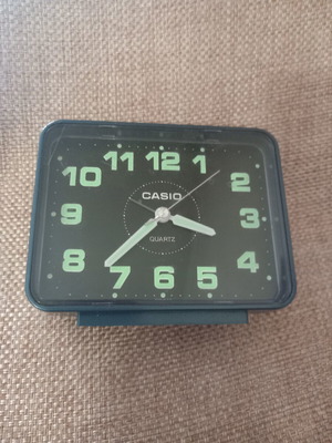 Casio analog table clock used with cracked display