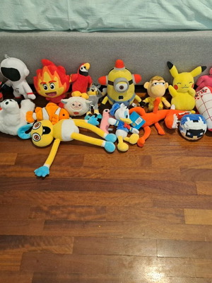 Figures, plush toys and games used
